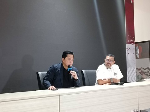 Konferensi pers ketum PSSI Erick Thohir di GBK Arena, Jakarta, Rabu (19/4). Foto: Zamachsyari/kumparan