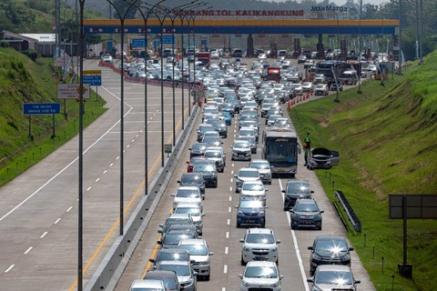 Sejumlah kendaraan roda empat dari arah Jakarta melaju perlahan seusai memasuki Gerbang Tol Kalikangkung Semarang, Jawa Tengah, Rabu (19/4/2023). Foto: Aji Styawan/ANTARA FOTO