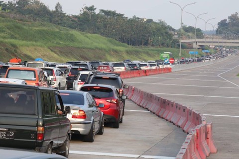 Kepadatan kendaraan roda empat dari arah Jakarta setelah melewati Gerbang Tol Kalikangkung Semarang, Jawa Tengah, Rabu (19/4/2023). Foto: Aditia Noviansyah/kumparan