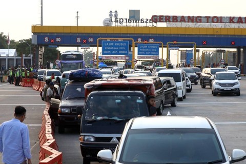 Kepadatan kendaraan roda empat dari arah Jakarta setelah melewati Gerbang Tol Kalikangkung Semarang, Jawa Tengah, Rabu (19/4/2023). Foto: Aditia Noviansyah/kumparan