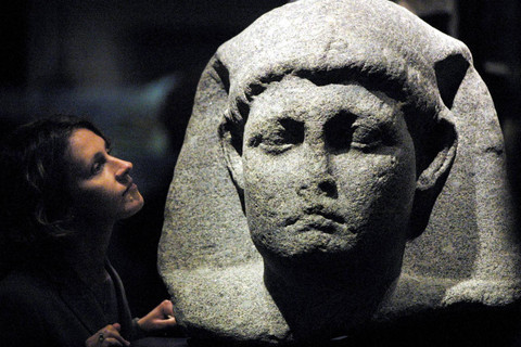 Patung Cleopatra VII dari koleksi di The British Museum, Inggris, pada 2001 lalu. Foto: Adrian Dennis/AFP
