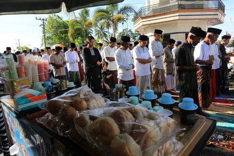 Sebagian warga Aceh melaksanakan salat Idul Fitri 1444 Hijriah di halaman Masjid Syaikhuna Habib Muda Seunagan Desa Peuleukung, Seunagan Timur, Nagan Raya, Aceh, Kamis (20/4/2023). Foto: Syifa Yulinnas/ANTARA FOTO