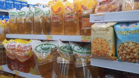 Stok MinyaKita di daerah Pasar Minggu, Jakarta, Kamis (20/4). Foto: Ave Airiza/kumparan