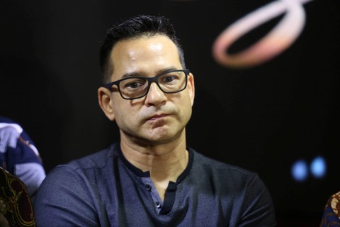 Artis Ari Wibowo saat memberi keterangan kepada wartawan terkait perceraiannya di kawasan Senopati, Jakarta, Kamis (20/4/2023). Foto: Agus Apriyanto