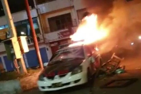 Mobil polisi yang terbakar dievakuasi saat kerusuhan di Kupang. Foto: Dok. Istimewa