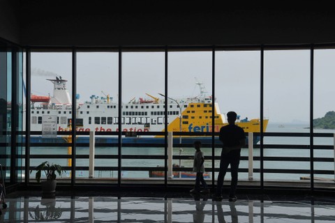 Siluet pemudik menunggu untuk menaiki kapal di Pelabuhan Merak, Banten, Kamis (20/4/2023). Foto: Indrianto Eko Suwarso/ANTARA FOTO