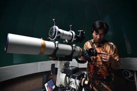 Petugas Observatorium Ilmu Falak Universitas Muhammadiyah Sumatera Utara (OIF UMSU) melakukan pengamatan rukyatul hilal mengunakan teropong di Medan, Kamis (20/4/2023). Foto: Fransisco Carolio/ANTARA FOTO