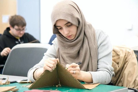 Ilustrasi apakah sepupu laki-laki boleh melihat rambut kita, sumber foto: Roxanne Minnish/Pexels