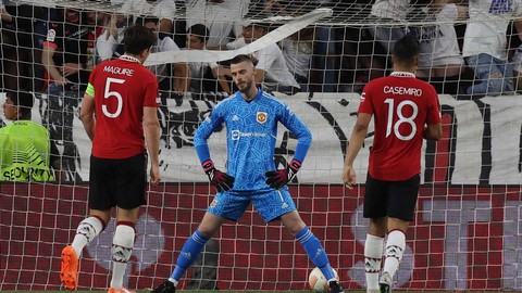 Harry Maguire (kiri), David De Gea (tengah), Casemiro (kanan), usai Manchester United kebobolan saat melawan Sevilla dalam laga leg kedua perempat final Liga Europa 2022/23 di Stadion Ramon Sancez Pizjuan, Sevilla, Spanyol, pada Jumat (21/4). Foto: Manchester United