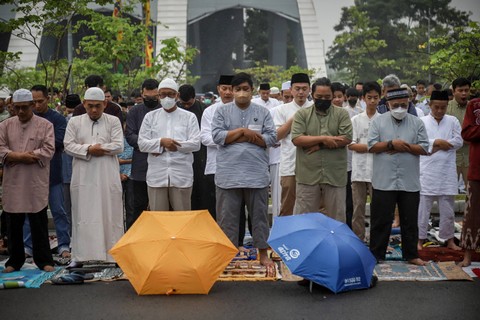 Umat muslim melaksanakan Salat Idul Fitri 1444 H di Lapangan parkir Jakarta International Equestrian Park, Jakarta, Jumat (21/4/2023). Foto: Jamal Ramadhan/kumparan