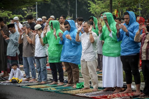 Umat muslim melaksanakan Salat Idul Fitri 1444 H di Lapangan parkir Jakarta International Equestrian Park, Jakarta, Jumat (21/4/2023). Foto: Jamal Ramadhan/kumparan