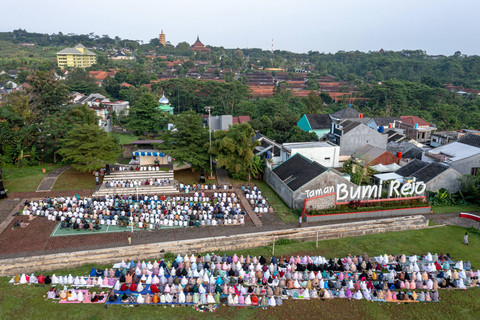 Foto udara warga Muhammadiyah mendengarkan khotbah seusai melaksanakan Shalat Idul Fitri 1444 Hijriyah di Lapangan Taman Bumirejo, Kelurahan Pudakpayung, Kecamatan Banyumanik, Kota Semarang, Jawa Tengah, Jumat (21/4/2023). Foto: Aji Styawan/ANTARA FOTO