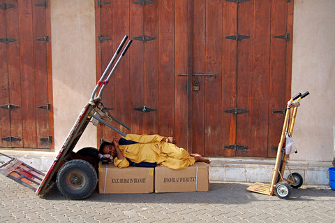 Ilustrasi pengemis di Dubai. Foto: Shutterstock