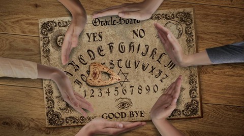 Ilustrasi Perusahaan Populer yang Memiliki Hak Komersial atas Papan Ouija. (Foto: Placidplace by https://pixabay.com/id/)
