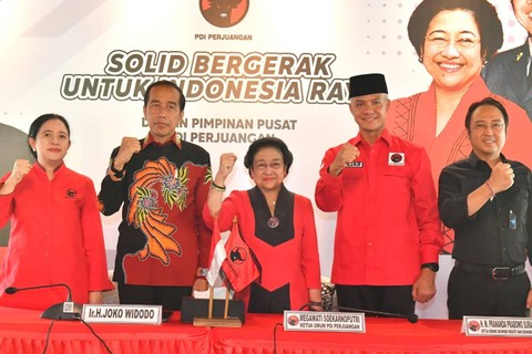 Gubernur Jateng Ganjar Pranowo berfoto bersama dengan Presiden Jokowi, Ketum PDIP Megawati Soekarnoputri dan Puan Maharani usai diusung sebagai Capres dari PDIP, pada Jumat (21/4/2023).   Foto: Agus Suparto/Istana Presiden