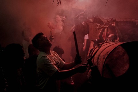 Warga memukul bedug malam takbiran Idul Fitri di Jalan Tambak, Kecamatan Menteng, Jakarta Pusat, Jumat (21/4/2023). Foto: Jamal Ramadhan/kumparan