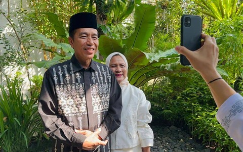 Presiden Joko Widodo bersama Ibu Iriana Joko Widodo bersilaturahmi dengan Wakil Presiden Ma'ruf Amin dan Ibu Wury Ma'ruf Amin melalui panggilan video. Foto: Lukas/Biro Pers Sekretariat Presiden