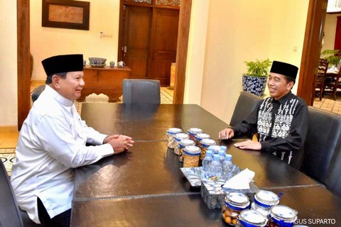 Menhan Prabowo Subianto silaturahmi ke kediaman Presiden Joko Widodo di Solo, Sabtu (22/4/2023).  Foto: Dok. Agus Suparto