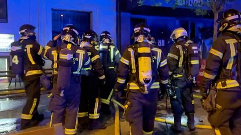 Petugas pemadam kebakaran berkumpul di luar restoran menyusul kebakaran, di Madrid, Spanyol. Foto: Madrid Emergency Service/via REUTERS