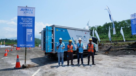 Salah satu Stasiun Pengisian Kendaraan Listrik Umum (SPKLU) mobile di rest area. Foto: PLN