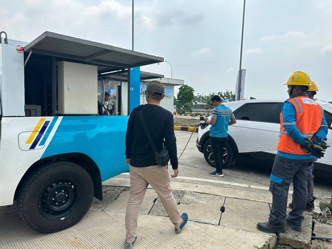 Salah satu Stasiun Pengisian Kendaraan Listrik Umum (SPKLU) mobile di rest area. Foto: PLN