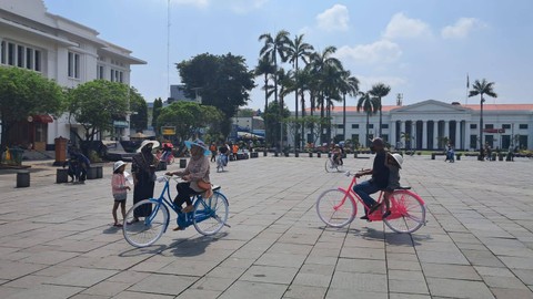 Pengujung padati Kota Tua di hari kedua Lebaran 2023, Minggu (23/4/2023).  Foto: Annisa Thahira Madina/kumparan
