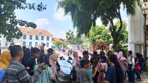 Pengujung padati Kota Tua di hari kedua Lebaran 2023, Minggu (23/4/2023).  Foto: Annisa Thahira Madina/kumparan