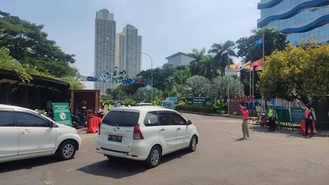 Antrean kendaraan di Gerbang Timur Taman Impian Jaya Ancol di hari kedua Lebaran, Minggu (23/4). Foto: Jonathan Devin/kumparan