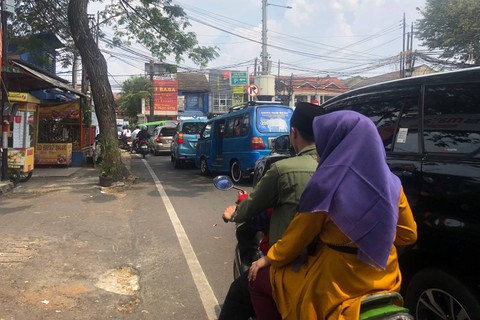Kondisi kemacetan menuju Taman Margasatwa Ragunan, Jakarta, Minggu (23/4/2023).  Foto: Andreas Ricky Febrian/kumparan