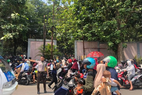 Antrean masuk Pintu Barat  Taman Margasatwa Ragunan, Jakarta, Minggu (23/4/2023).  Foto: Andreas Ricky Febrian/kumparan