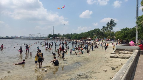Suasana Pantai Ancol, Jakarta pada Minggu (23/4/2023).  Foto: Jonathan Devin/kumparan