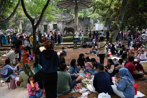 Pengunjung menikmati liburan saat berwisata di Taman Margasatwa Ragunan di Jakarta, Minggu (23/4/2023). Foto: Indrianto Eko Suwarso/Antara Foto