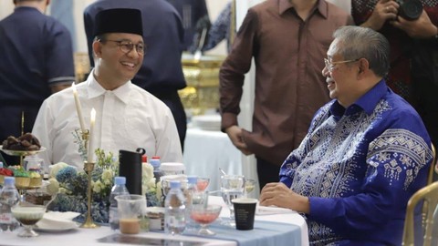Anies Baswedan berbincang dengan Susilo Bambang Yudhoyono saat silaturahmi ke kediaman Agus Harimurti Yudhoyono (AHY) pada Sabtu (22/4/2023 malam. Foto: Facebook/Anies Baswedan