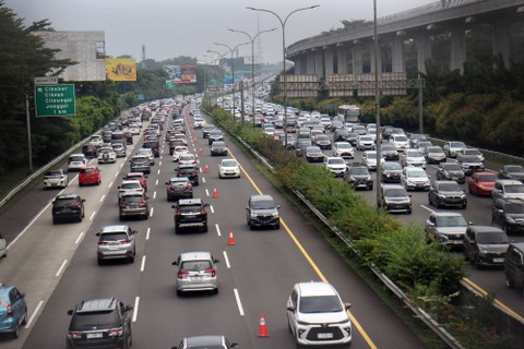 Kendaraan memadati jalan saat pemberlakuan 'contra flow' di ruas Tol Jagorawi kawasan Cibubur, Jakarta Timur, Minggu (23/4/2023). Foto: Yulius Satria Wijaya/Antara Foto