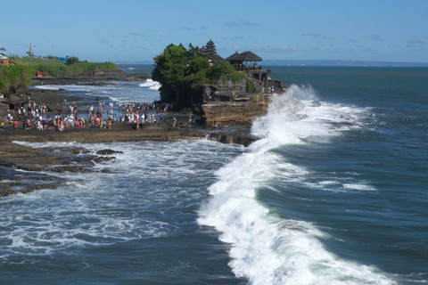 Wisatawan menikmati suasana pantai saat berkunjung di objek wisata Tanah Lot, Tabanan, Bali, Minggu (23/4/2023). Foto: Nyoman Hendra Wibowo/A... </div>
<div class=