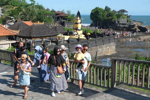 Wisatawan menikmati suas... </div>
<div class=