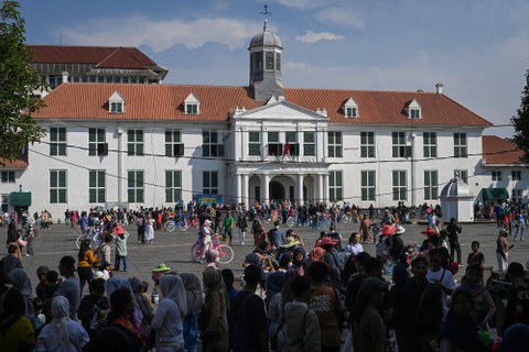 Foto udara wisatawan menikmati suasana Taman Fatahillah di Kota Tua, Jakarta, Senin (24/4/2023). Foto: Aditya Pradana Putra/Antara Foto