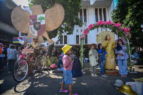 Wisatawan berfoto di di kawasan Taman Fatahillah, Kota Tua, Jakarta, Senin (24/4/2023). Foto: Aditya Pradana Putra/Antara Foto