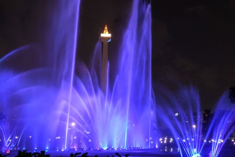 Pertunjukan air mancur menari berlangsung di Monumen Nasional (Monas), Jakarta. Foto: M Risyal Hidayat/Antara Foto 