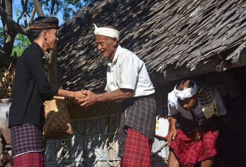 Sejumlah kyai masyarakat adat "Wetu Telu" meninggalkan masjid usai melaksanakan Shalat Id saat perayaan tradisi Lebaran adat di masjid kuno Bayan, Desa Bayan, Kecamatan Bayan, Lombok Utara, NTB, Selasa (25/4/2023).  Foto: ANTARA FOTO/Ahmad Subaidi