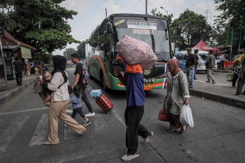 Suasana Masa Arus Balik di Terminal Bis Kampung Rambutan Foto: Jamal Ramadhan/kumparan