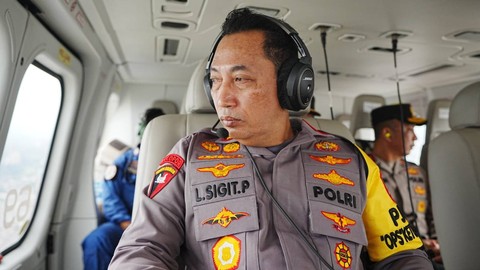 Kapolri Jenderal Listyo Sigit Prabowo melakukan peninjauan kondisi arus balik Lebaran menggunakan helikopter. Foto: Humas Polri
