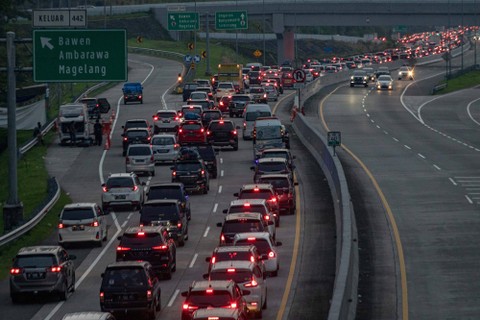 Sejumlah kendaraan roda empat melaju perlahan di Jalan Tol Trans Jawa, Semarang-Solo Km 441 B, Bawen, Kabupaten Semarang, Jawa Tengah, Selasa (25/4/2023). Foto: Aji Styawan/Antara Foto