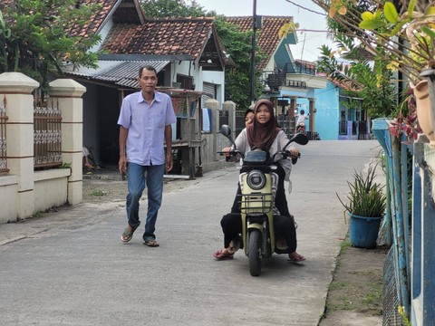 Anak-anak bermain sepeda listrik di Ciledug, Cirebon Foto: Rizki Fajar Novanto/kumparan