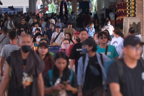 Penumpang berjalan setibanya di Terminal Kedatangan Domestik saat arus balik Lebaran di Bandara I Gusti Ngurah Rai, Badung, Bali, Rabu (26/4/2023).  Foto: Nyoman Hendra Wibowo/ANTARA FOTO