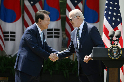 Presiden AS Joe Biden dan Presiden Korea Selatan Yoon Suk Yeol bersalaman dalam konferensi pers di Taman Mawar Gedung Putih di Washington, DC, Rabu (26/4/2023). Foto: Jim Watson/AFP