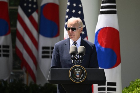 Presiden AS Joe Biden berbicara pada konferensi pers dengan Presiden Korea Selatan Yoon Suk Yeol di Taman Mawar Gedung Putih di Washington DC, AS, Rabu (26/4/2023). Foto: Jim Watson/AFP