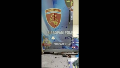 Ruang Bidpropam Polres Jeneponto rusak akibat diserang OTK pada Kamis (27/4/2023) dini hari. Foto: Dok. Istimewa