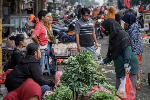 Pedagang sayur melayani pembeli di Pasar Minggu, Jakarta Selatan, Kamis (27/4/2023). Foto: Jamal Ramadhan/kumparan