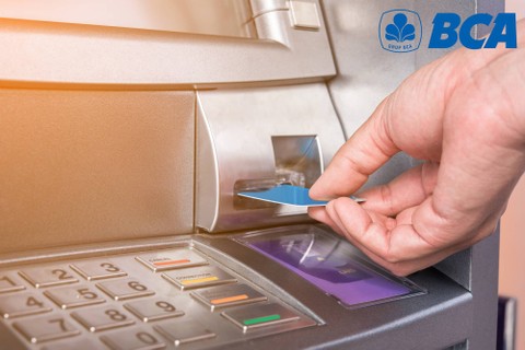 Ilustrasi menggunakan ATM. Foto: totojang1977/Shutterstock